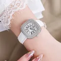 Gros plan d'une montre carrée élégante avec strass brillants et bracelet en cuir blanc - Boîtier Argent Cadran Blanc