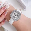 Primer plano de reloj cuadrado con diamantes para mujer y correa de cuero blanco - Caja Plateada Esfera Blanca