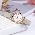 Elegant minimalistisch dameshorloge met Romeinse cijfers en beige band op witte standaard - Lichtgrijs