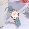 Detail van roségoud quartz horloge met witte Romeinse wijzerplaat en lichtblauwe band - Blauw
