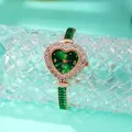 Vista dettagliata dell'orologio al quarzo dorato a forma di cuore con quadrante verde - Oro Rosa Verde