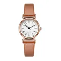 Gros plan détaillé d'une montre à quartz pour femme avec bracelet en cuir marron - Beige