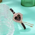Dettaglio dell'orologio a cuore in oro rosa con lunetta in strass e cinturino regolabile - Oro Rosa Nero