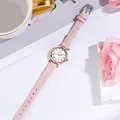 Detail van roze vezelband en roségouden lunette op een minimalistisch dameshorloge - Roze