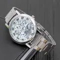 Orologio al quarzo traforato da uomo con cinturino in metallo argento e quadrante con numeri romani - Argento