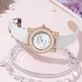 Primer plano detallado de reloj de mujer con bisel de diamantes y esfera de nácar blanca - Blanco