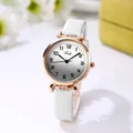 Vista dettagliata dell'orologio Tadi oro rosa con quadrante sfumato e cinturino bianco - Cinturino in Pelle a Quadretti (Tadi) / Bianco