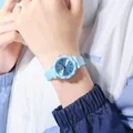 Detalle de reloj de cuarzo azul con bisel facetado de diamante y correa de silicona - Cuero Azul