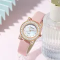 Detalle de reloj para mujer con correa de cuero rosa y esfera de nácar con circonitas - Rosa