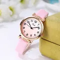 Dettaglio del cinturino rosa intrecciato e del quadrante per orologio al quarzo - Cinturino in Pelle a Quadretti (Tadi) / Rosa
