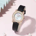 Detalle de reloj de lujo con bisel de circonitas oro rosa y esfera de nácar de colores - Negro
