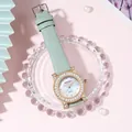 Detalle de reloj de cuarzo para mujer con correa de cuero verde y bisel de circonitas - Verde claro