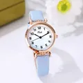 Dettaglio dell'orologio al quarzo oro rosa con cinturino blu sfumato e numeri arabi - Cinturino in Pelle a Quadretti (Tadi) / Blu