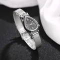 Detail van druppelvormig kwartshorloge met zilveren mesh-band en bezel met diamanten - Romeins Zwart