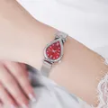 Druppelhorloge met rode wijzerplaat, strass bezel en zilveren mesh band gedragen door model - Romeins Rood