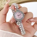 Nahaufnahme der Damenuhr mit rosa Perlmutt-Zifferblatt und doppeltem Perlenarmband - Rosa