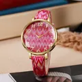 Detail einer Bohemian Quarz-Uhr mit rosa Wellenmuster-Zifferblatt und goldenen Ziffern - Stil F