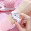 Vue détaillée d'une montre de sport blanche en silicone pour femme avec chiffres arabes - Bracelet en Silicone Blanc