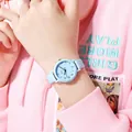 Primer plano de un reloj minimalista azul claro con esfera numérica en la muñeca - Cuero Azul