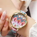 Gouden dameshorloge met roze en blauwe geometrische golfpatronen op de band - Stijl A