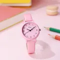 Detalle de reloj de cuarzo Tadi rosa con correa de cuero y esfera con números - Correa de Cuero Rosa