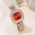 Détail de montre carrée pour femme avec cadran rouge foncé, lunette diamant et bracelet acier - Rouge