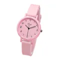 Gros plan d'une montre à quartz rose avec chiffres arabes et bracelet en silicone - Bracelet en Silicone Rose