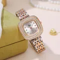 Gros plan de la montre bicolore avec lunette à double diamant sur coussin de velours - Blanc