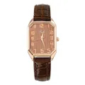 Detalle de reloj rectangular oro rosa con esfera de textura madera y correa de cuero - Número Cepillado Marrón