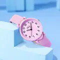 Primer plano de la esfera rosa del reloj de cuarzo con números negros y correa de cuero rosa - Correa de Cuero de Cuadros Rosa
