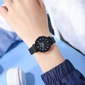 Primer plano de un reloj de cuarzo negro minimalista con esfera redonda en la muñeca mujer - Correa de Cuero de Cuadros Negro