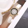 Gedetailleerde close-up van een witte leren horlogeband en gouden met diamanten wijzerplaat - Wit