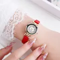 Detailopname van een stijlvol goud horloge met rode lederen band en met diamanten gezette bezel - Rood