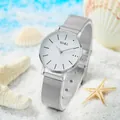 Orologio in maglia milanese argento con quadrante bianco su sfondo di sabbia bianca - Argento