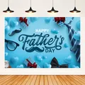 Sfondo per festa del papà blu con testo Happy Father's Day e motivi di cravatta e baffi - Elementi Baffi Celeste (Stile 2)