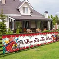 Striscione Kentucky Derby con rose rosse e scritta Run For The Roses su recinzione giardino - Banner da Giardino Stile Uno