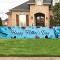 Banner blu Festa del Papà con icone di cravatta e regalo su un prato verde curato - Banner da giardino stile 2 (Con occhielli) / 250x45cm