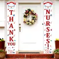 Dettaglio degli striscioni Thank You Nurses con icone mediche su una porta d'ingresso - Segnale del Portico Grazie Infermiere Stile Uno