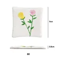 Vista dettagliata di sottobicchiere quadrato bianco 9cm con rilievi floreali a rosa - Quadrato (Rosa Bianca) / Pizzo Rosa Bianca