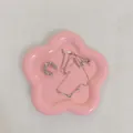 Detailansicht der S925 Silberhalskette und des Zweiganhängers in einer rosa Schale - Rosa Blume