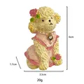 Süßer Pudel-Kühlschrankmagnet aus Harz im rosa Kleid mit Maßen 6x3,5cm groß - Rosa Kleidung