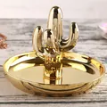 Gouden cactus sieraden tray van keramiek voor ringen en kettingen op houten tafel - Gouden Tray + Gouden Cactus