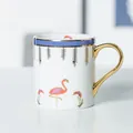 Elegante witte keramische mok met flamingo en bloemen, voorzien van gouden oor - Tropische Flamingo