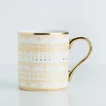 Witte keramische mok met gouden geometrische patronen en gegalvaniseerd handvat - Luxe Mozaïek