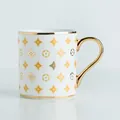 Witte keramische koffiemok met gouden luxe patroon en handvat, etnisch totem ontwerp - Luxueuze Stijl
