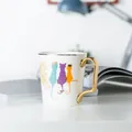 Tazza in ceramica con illustrazioni di gatti con corone d'oro e manico dorato - Stile Gatto