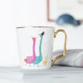 Elegante tazza in ceramica bianca con manico dorato e illustrazione di cigni - Stile Oca