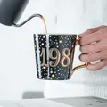 Tazza di lusso in ceramica nera con stampa dorata 1980 e elegante manico dorato - Nostalgic 1980