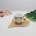 Tasse à café en céramique style européen avec anse aile d'ange dorée et motif géo - Style Losange C