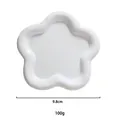 Vista detallada de una bandeja de resina blanca para joyas con forma de flor de 9,8 cm - Forma de Flor / Flor Blanca